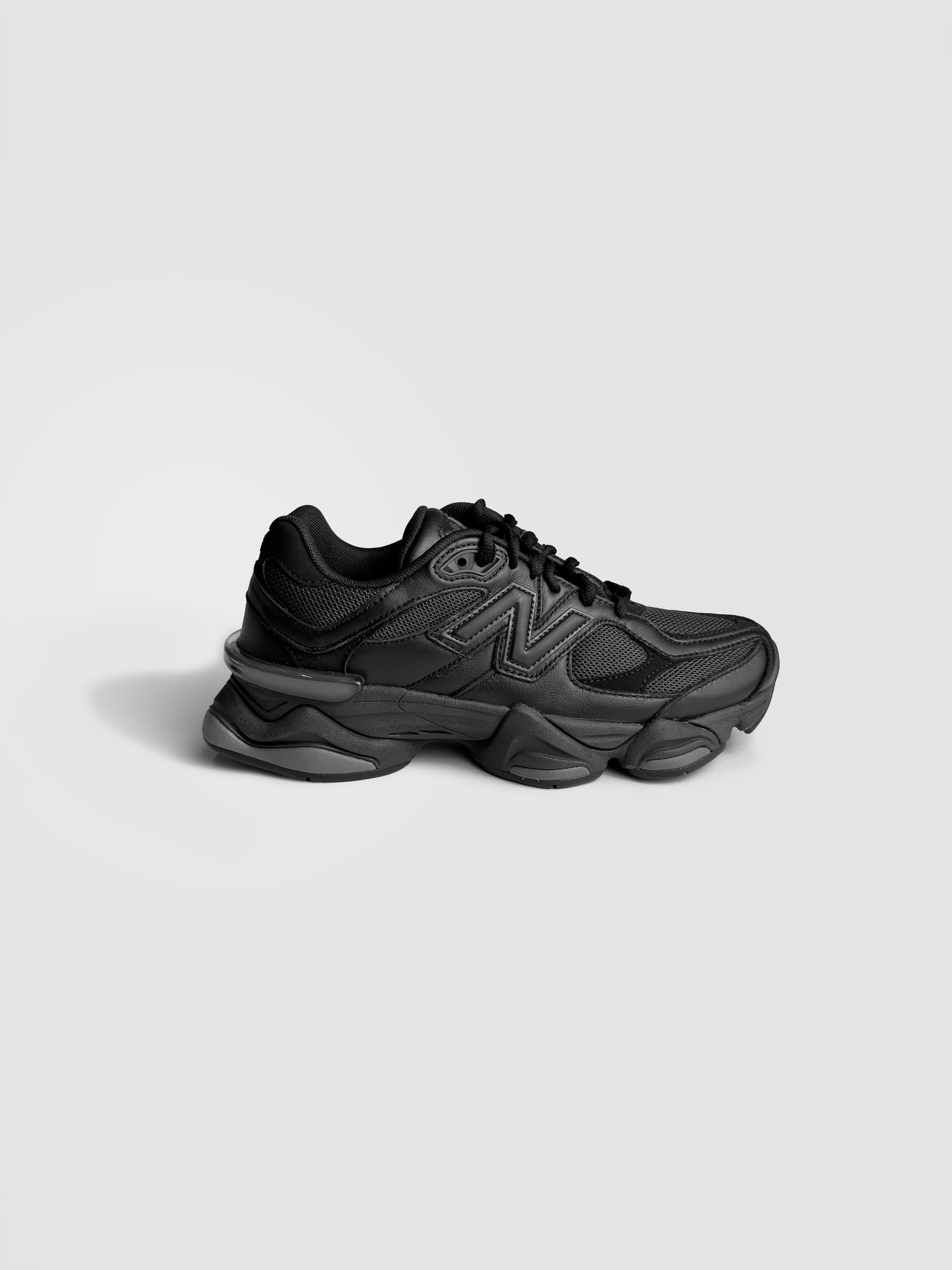 U9060NRI Sneakers in Black – Via Store