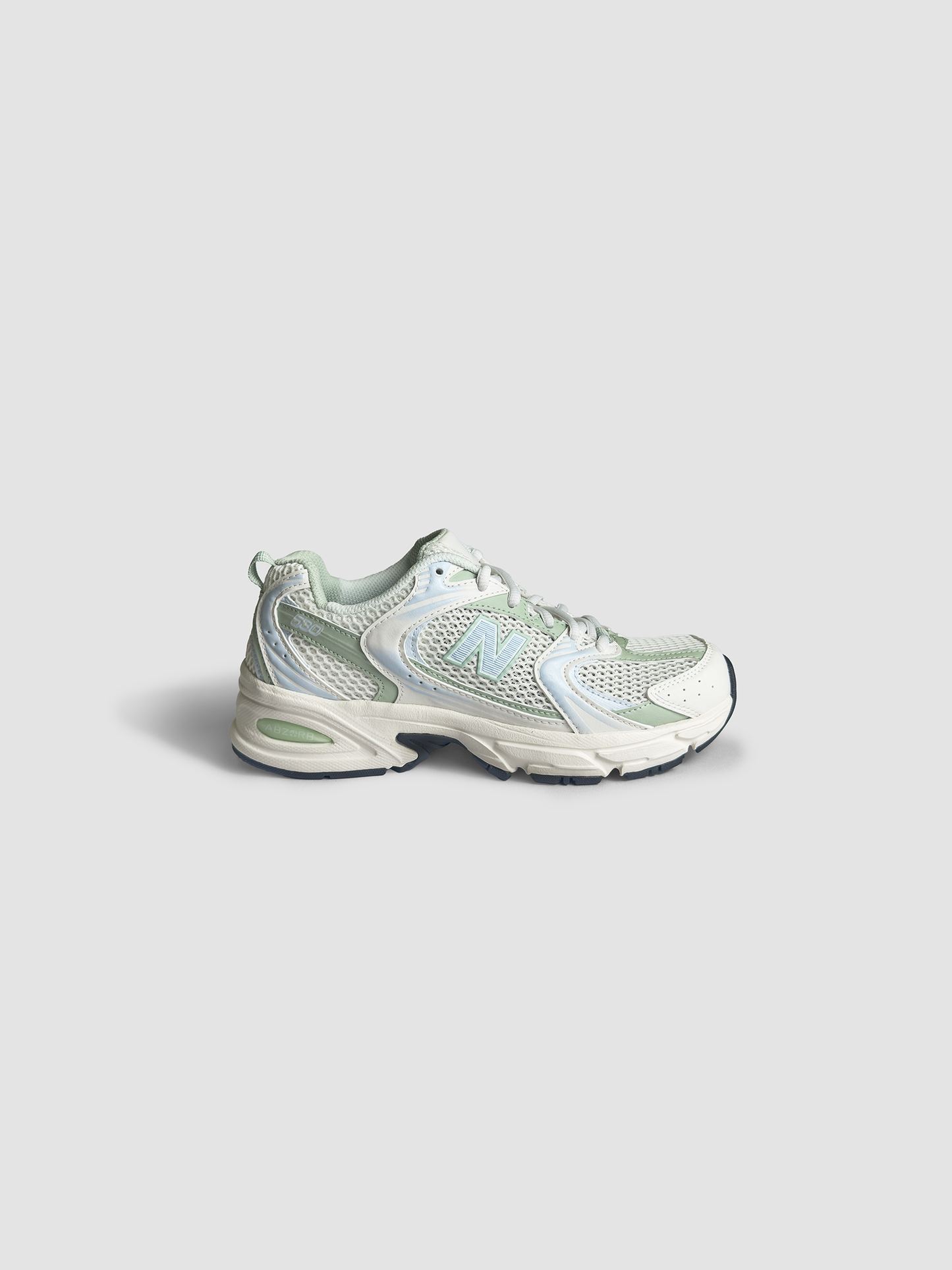 MR530ZO in White & Multicolor
