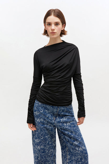 Top s nabíraným lesklým žerzejem, černý