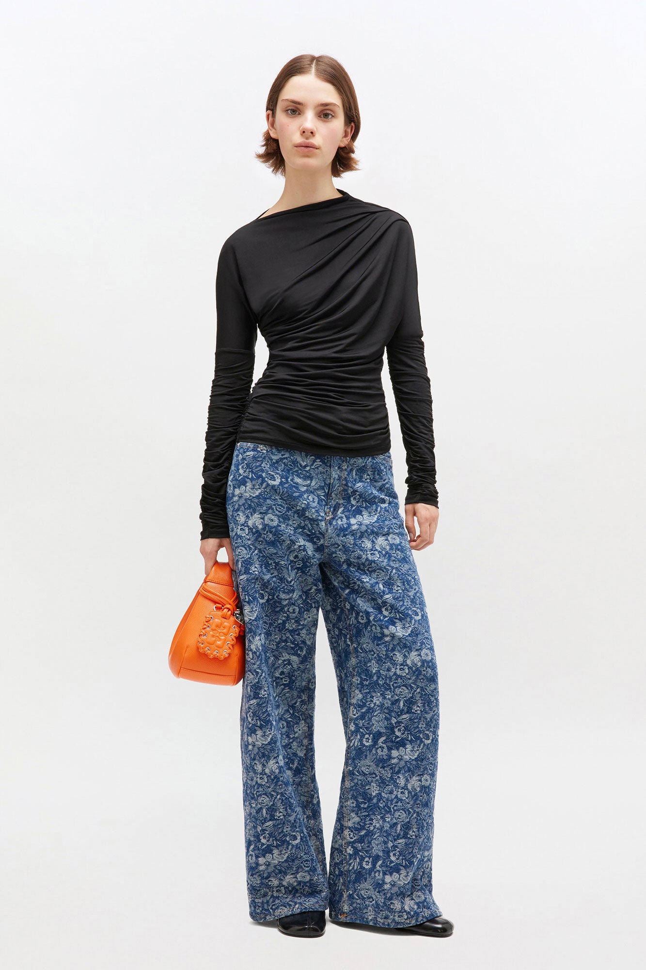 Top s nabíraným lesklým žerzejem, černý