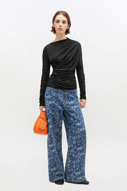 Top s nabíraným lesklým žerzejem, černý