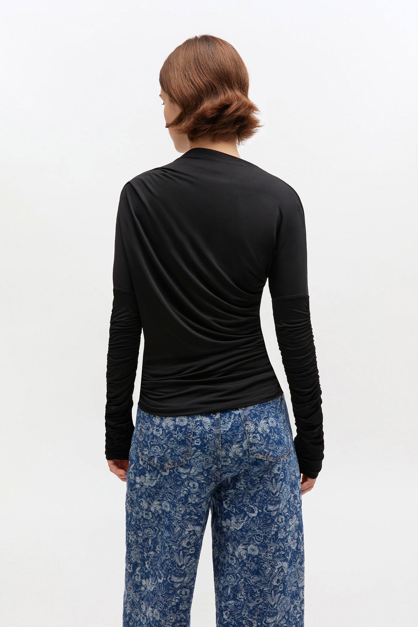 Top s nabíraným lesklým žerzejem, černý