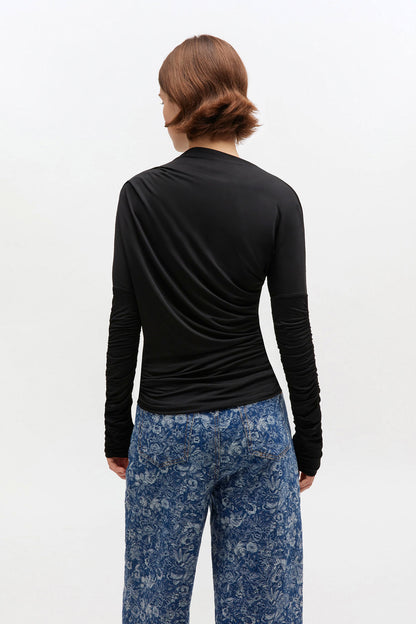 Top s nabíraným lesklým žerzejem, černý